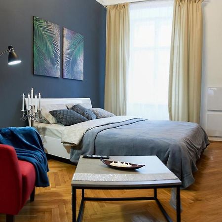 Stylish Apartments In The Center Лвив Екстериор снимка
