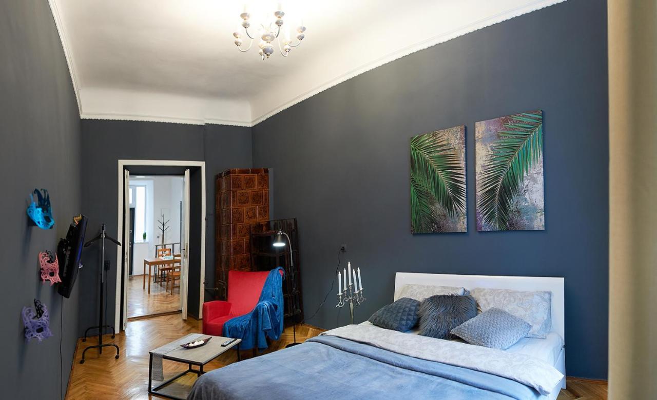 Stylish Apartments In The Center Лвив Екстериор снимка