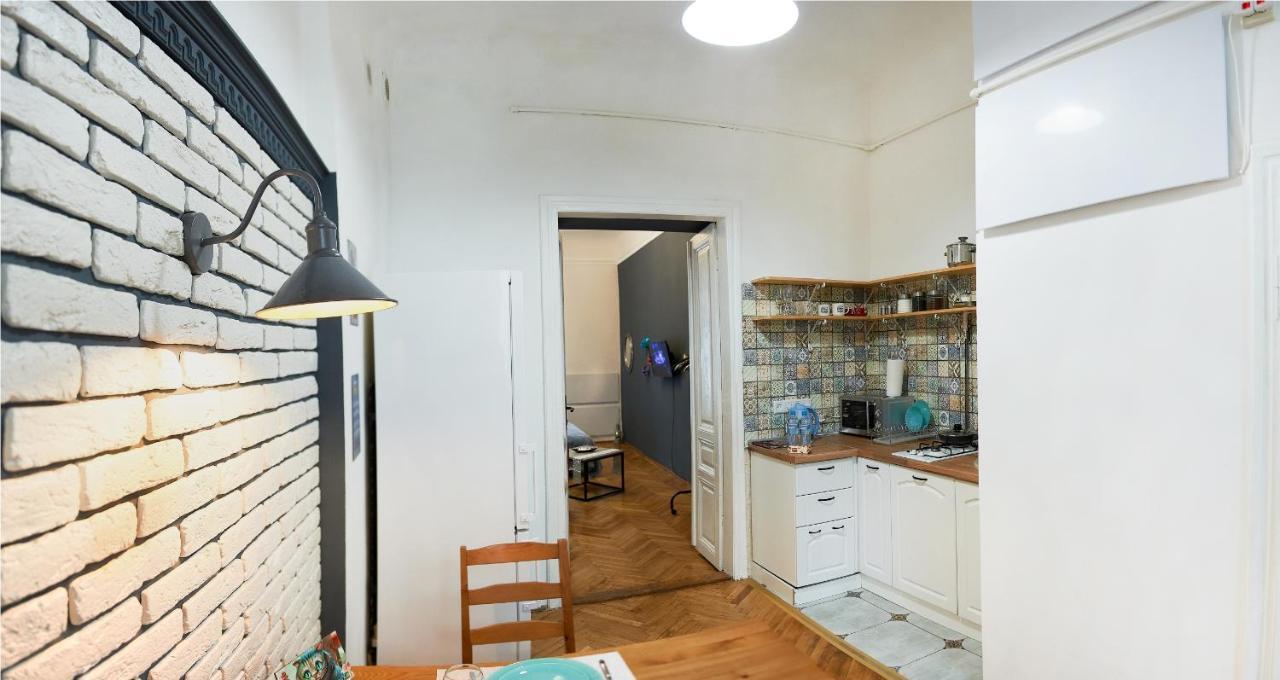 Stylish Apartments In The Center Лвив Екстериор снимка